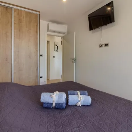 Holiday home Mit Privatpool Fuer 8 Personen Ca 130 Qm In Vintijan, Istrien Istrische Riviera *